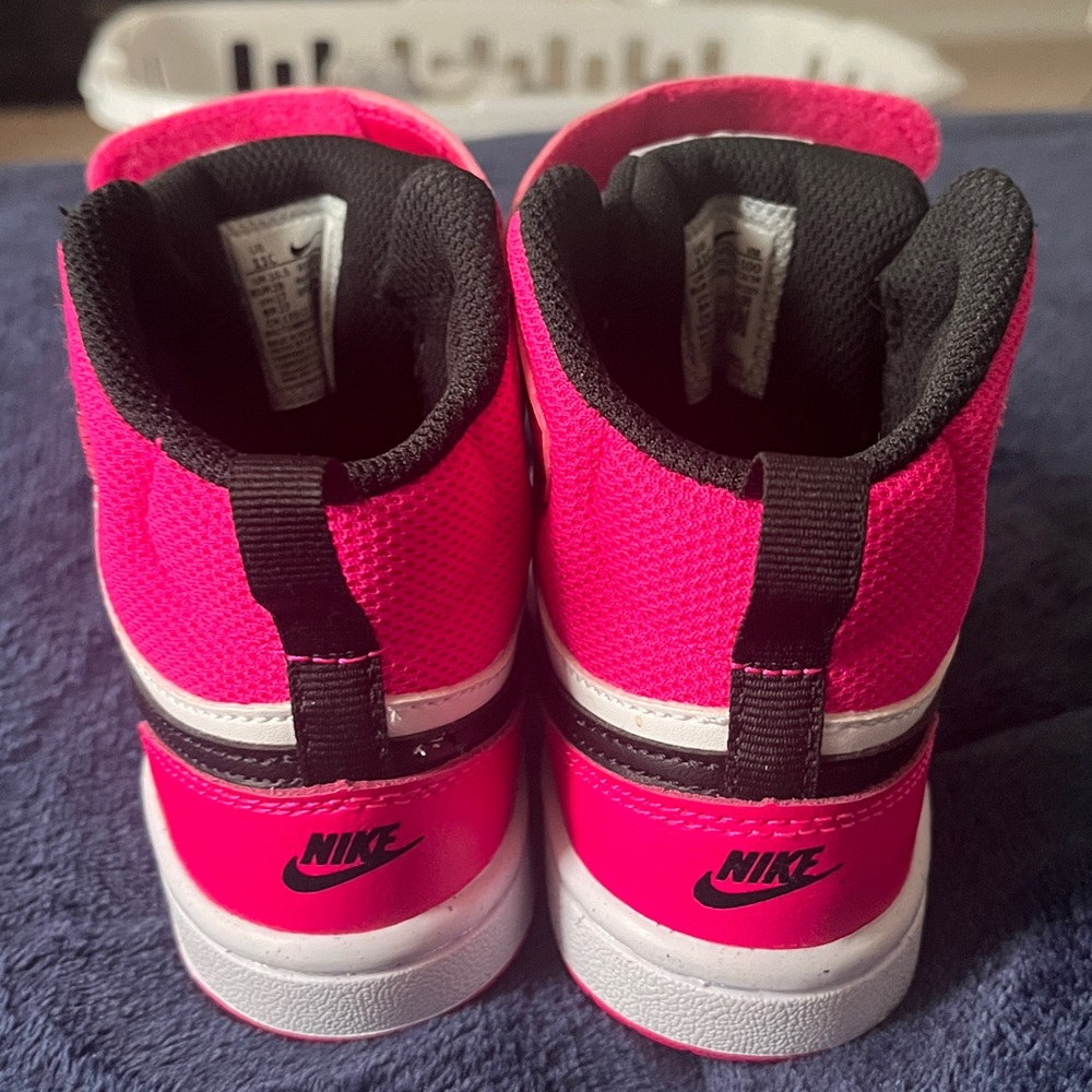 Girls Nike Sneakers - Picture 3 of 7